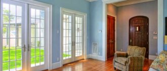 White entrance doors in the living room of a private house