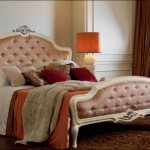 Кровать с мягким изножьем в классическом стиле