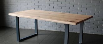 Небольшой деревянный стол в стиле лофт