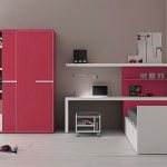 Sliding wardrobe with red fronts in a teenager&#39;s room