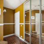 Built-in mirrored wardrobe in the hallway